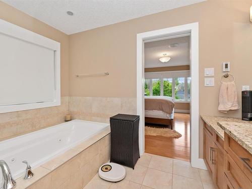 8728 101 Avenue, Edmonton, AB - Indoor Photo Showing Bathroom