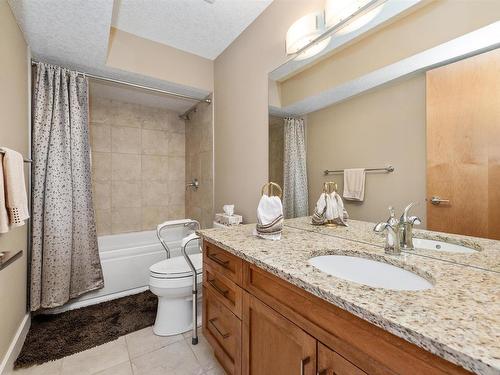 8728 101 Avenue, Edmonton, AB - Indoor Photo Showing Bathroom