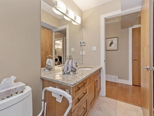 8728 101 Avenue, Edmonton, AB - Indoor Photo Showing Bathroom