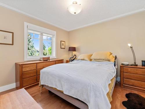 8728 101 Avenue, Edmonton, AB - Indoor Photo Showing Bedroom