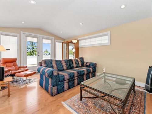 8728 101 Avenue, Edmonton, AB - Indoor Photo Showing Living Room