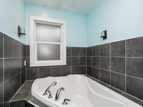 11231 75 Avenue, Edmonton, AB - Indoor Photo Showing Bathroom