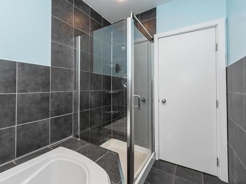 11231 75 Avenue, Edmonton, AB - Indoor Photo Showing Bathroom