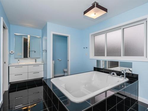 11231 75 Avenue, Edmonton, AB - Indoor Photo Showing Bathroom