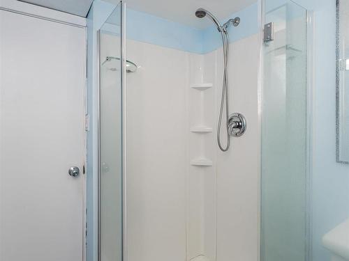 11231 75 Avenue, Edmonton, AB - Indoor Photo Showing Bathroom