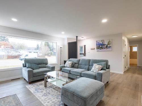 15239 83 Avenue, Edmonton, AB - Indoor Photo Showing Living Room