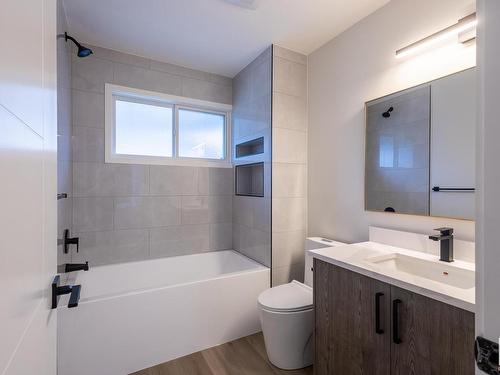 15239 83 Avenue, Edmonton, AB - Indoor Photo Showing Bathroom