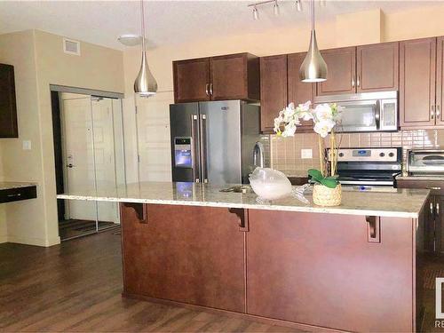 108 504 Griesbach Parade, Edmonton, AB - Indoor Photo Showing Kitchen