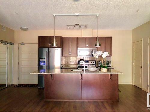 108 504 Griesbach Parade, Edmonton, AB - Indoor Photo Showing Kitchen