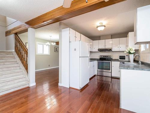 10522 21 Avenue, Edmonton, AB - Indoor Photo Showing Kitchen