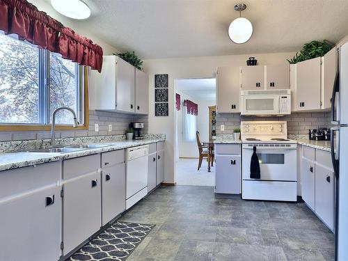 5152 32 Street, Rural Wetaskiwin County, AB - Indoor Photo Showing Kitchen