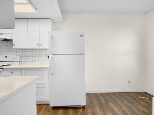 47 Lakewood Village, Edmonton, AB - Indoor Photo Showing Kitchen