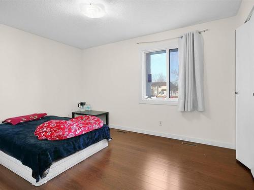 47 Lakewood Village, Edmonton, AB - Indoor Photo Showing Bedroom