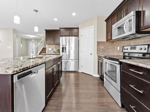 720 40 Avenue, Edmonton, AB - Indoor Photo Showing Kitchen With Upgraded Kitchen