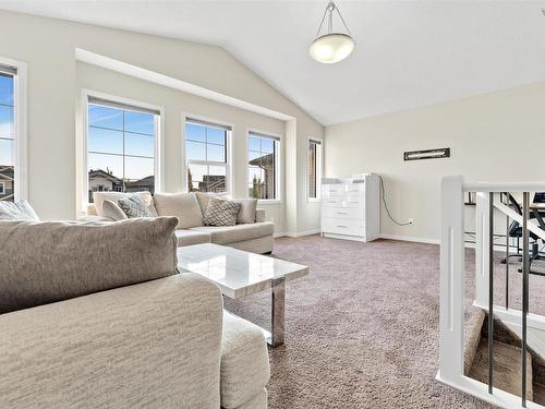 720 40 Avenue, Edmonton, AB - Indoor Photo Showing Living Room