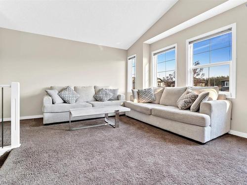 720 40 Avenue, Edmonton, AB - Indoor Photo Showing Living Room