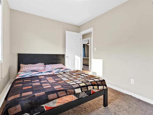 720 40 Avenue, Edmonton, AB - Indoor Photo Showing Bedroom