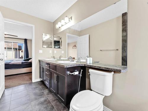 720 40 Avenue, Edmonton, AB - Indoor Photo Showing Bathroom