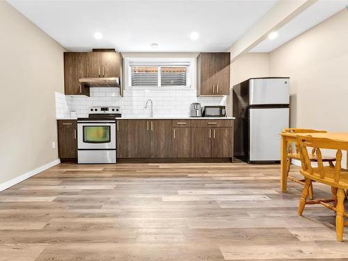 720 40 Avenue, Edmonton, AB - Indoor Photo Showing Kitchen