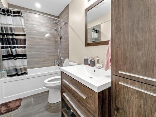 720 40 Avenue, Edmonton, AB - Indoor Photo Showing Bathroom