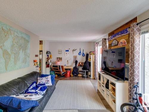 748 Saddleback Road, Edmonton, AB - Indoor Photo Showing Living Room