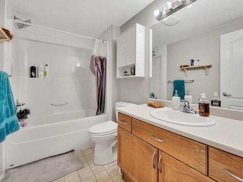 132 592 Hooke Road, Edmonton, AB - Indoor Photo Showing Bathroom