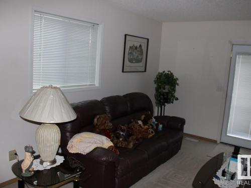 1672 Tompkins Place Nw, Edmonton, AB - Indoor Photo Showing Living Room