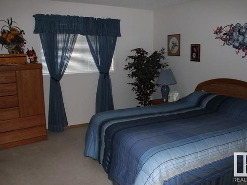 1672 Tompkins Place Nw, Edmonton, AB - Indoor Photo Showing Bedroom