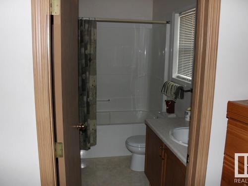 1672 Tompkins Place Nw, Edmonton, AB - Indoor Photo Showing Bathroom