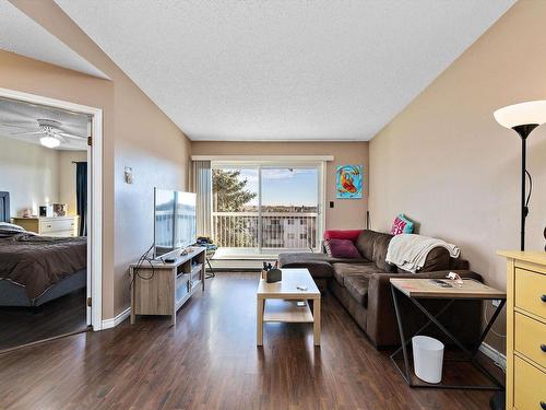 402 15503 106 Street, Edmonton, AB - Indoor Photo Showing Living Room