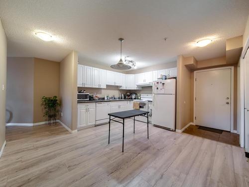 209 8117 114 Avenue, Edmonton, AB - Indoor Photo Showing Kitchen