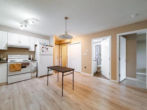 209 8117 114 Avenue, Edmonton, AB - Indoor Photo Showing Kitchen