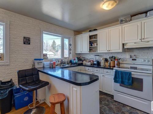 10560 52 Avenue, Edmonton, AB - Indoor Photo Showing Kitchen