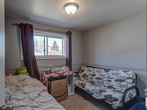 10560 52 Avenue, Edmonton, AB - Indoor Photo Showing Bedroom