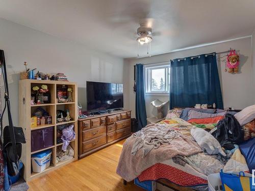 10560 52 Avenue, Edmonton, AB - Indoor Photo Showing Bedroom