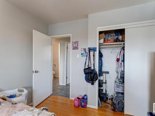 10560 52 Avenue, Edmonton, AB - Indoor Photo Showing Bedroom