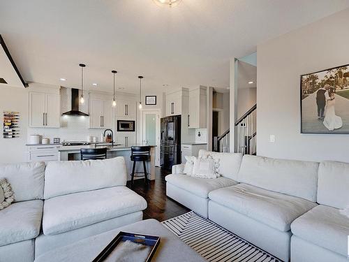 3644 Hummingbird Way, Edmonton, AB - Indoor Photo Showing Living Room