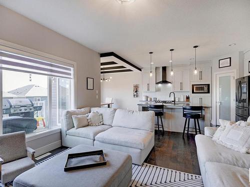 3644 Hummingbird Way, Edmonton, AB - Indoor Photo Showing Living Room