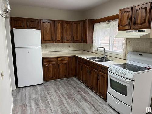 5103 55 Avenue, Tofield, AB - Indoor Photo Showing Kitchen With Double Sink