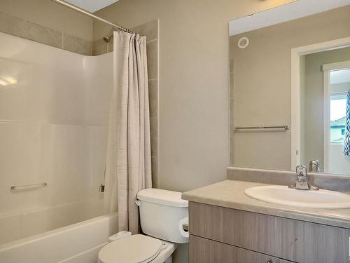 880 Cy Becker Drive, Edmonton, AB - Indoor Photo Showing Bathroom