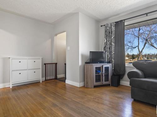 12232 140 Street Nw, Edmonton, AB - Indoor Photo Showing Living Room