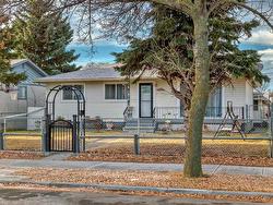 10415 LAUDER AV NW  Edmonton, AB T5E 5P9