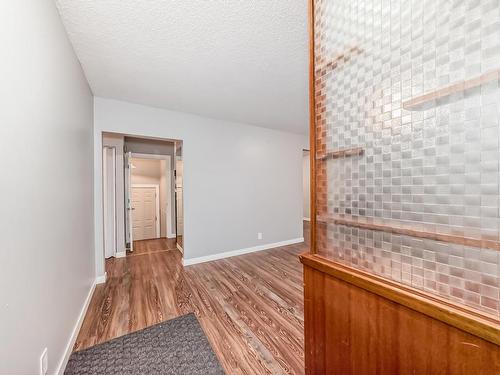 10415 Lauder Avenue, Edmonton, AB - Indoor Photo Showing Other Room