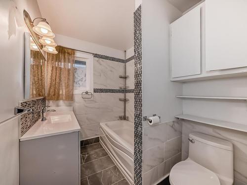 10415 Lauder Avenue, Edmonton, AB - Indoor Photo Showing Bathroom