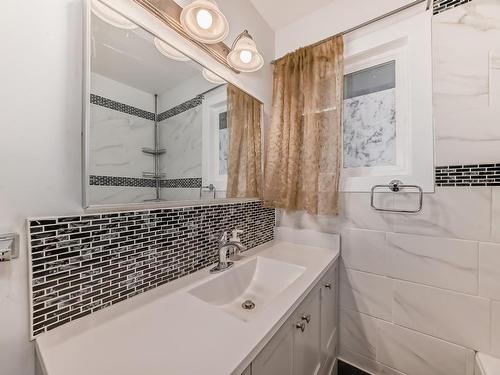 10415 Lauder Avenue, Edmonton, AB - Indoor Photo Showing Bathroom