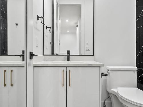 2904 1 Avenue, Edmonton, AB - Indoor Photo Showing Bathroom