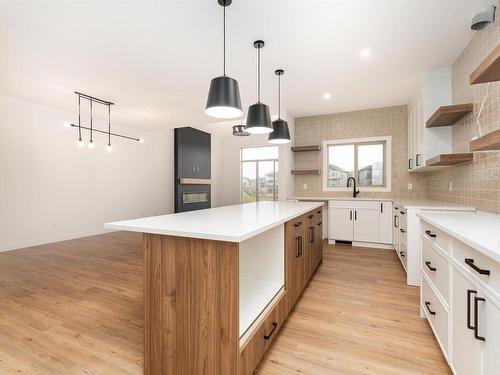 53 Gladstone Bend, Spruce Grove, AB - Indoor Photo Showing Kitchen With Upgraded Kitchen