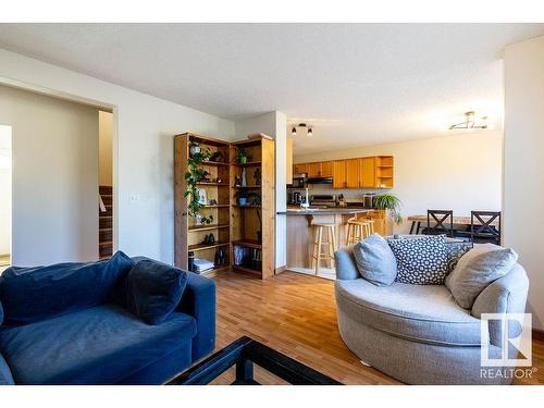 9806 179 Avenue, Edmonton, AB - Indoor Photo Showing Living Room