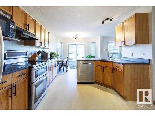 9806 179 Avenue, Edmonton, AB - Indoor Photo Showing Kitchen