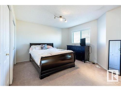 9806 179 Avenue, Edmonton, AB - Indoor Photo Showing Bedroom